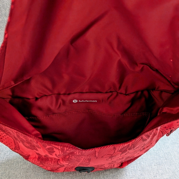 Lululemon x Team Canada Curved Crossbody Bag NWT - Picture 3 of 6